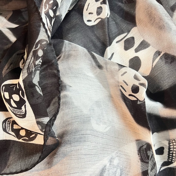 ALEXANDER MCQUEEN Classic Bellflower Silk Scarf Black & Ivory - Picture 10 of 13